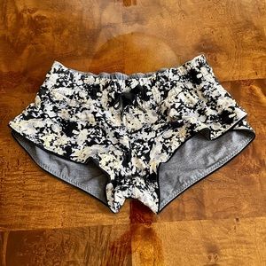 Lululemon Surf Short II, reversible, size XS